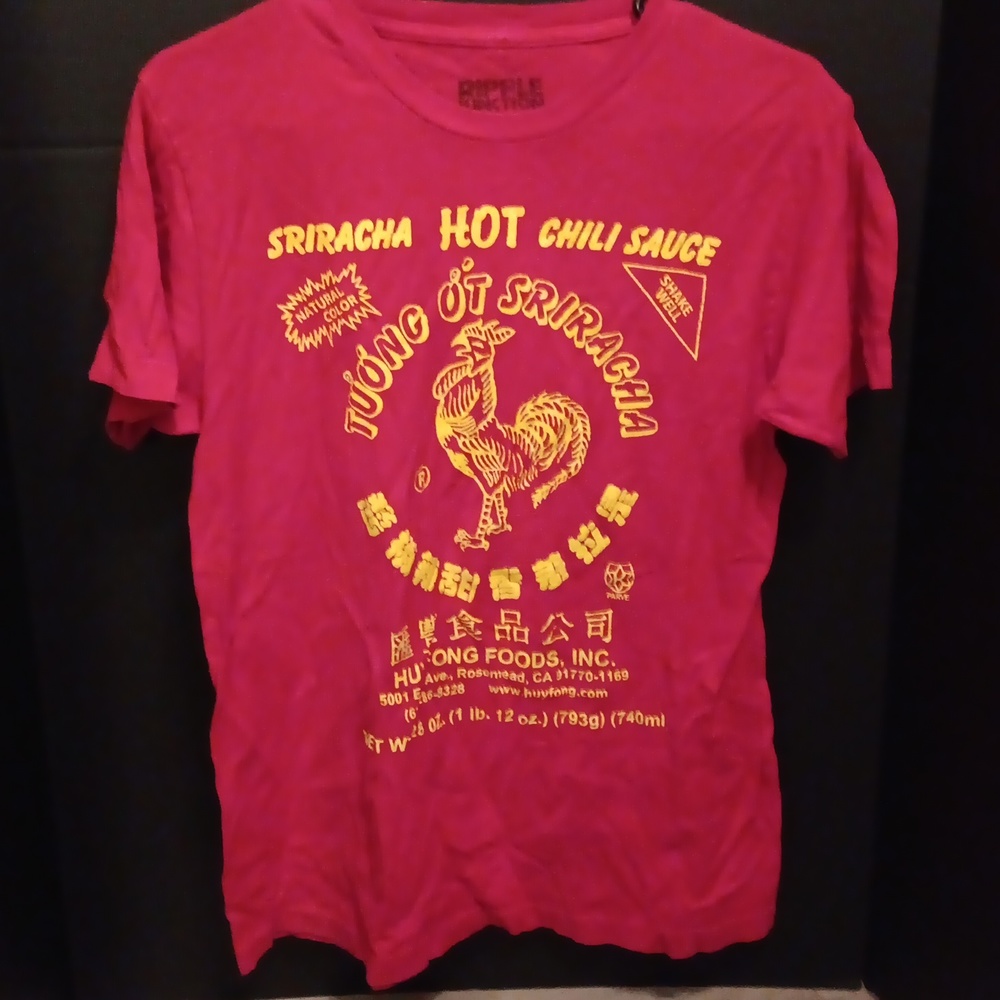 Sriracha graphic t shirt size M